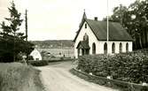 Vykort, Kållereds missionskyrka Labackavägen 25.
Till vä. Magnussons villor, Altuna, Soltorpet.
Foto 1940?