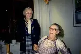 Fest på Brattåsgården (Streteredsvägen 5 i Kållered) okänt årtal.
Systrarna (till vänster) Greta Alm Andersson, Kållered, småskollärare (1901 - 2005) och Marianne Alm Skarin, Kållered (1906 - 1991).