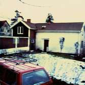 1982-12-21, torpstället Bölets lid, Hallen 1:32.
Vid Labackavägen vid missionskyrkan, till vä. skymtar Lyckebov. 1. Foto inför rivning.