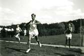 1930-tal. 
Sven Kristensson f. 1920 d. 2008, son till Ivar och Ester Kristensson, Kyrkbacken, vinner 100 m. för Tulebo i tävling mot Stretered.