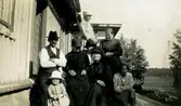 Framför boningshuset Lilla Vommedal på Streteredsvägen 25 cirka 1920.
Till vänster: Anton Gustafsson (f. 1873 d. 1948), okända damer,
med slöja Maria Gustafsson, Lilla Vommedal (f. 1858 d. 1944), Anna Bengtsson, Lilla Vommedal (f. 1839 d. 1931), Valdeborg Johansson, granne (född Hagberg 1891 d. 1970) samt okänd. Troligen i samband med fosterdottern Ester Jakobssons död 1926.