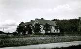 Stretereds vårdhem, manliga yrkeshemmet ca. 1940-tal.
Vid idrottsplatsen och vägen till Sporred, i förgrunden vägen till Tulebo.