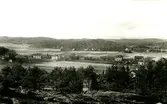 Vykort, foto från Brattåsberget över centrum taget mellan 1935-1943.
Till vänster 1. Knipan. 2. Lindströms snickeri. 3. Sionkapellet.
4. Dalhem. 5. Alhem - banvaktsstugan. 6. Pettershov - vitt hus, innan ombyggnad. 7. Svenssons före branden 1943.
8. Kållereds station.