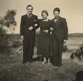 SLU i Kållered okänt årtal. Från vänster: Albert Eklund, Sagered (f. 1913 d. 2005), Signe Fredriksson, Livered (f. 1901 d. 1992) samt Gösta Melin, Kyrkbacken (f. 1910 d. 1982).