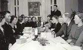Julfest, Kållereds Missionsförsamling, lilla salen ca. 1935-40.
Fr. v. 1. ? 2. Paul Eriksson, Heljered. 3. Rut Johansson Sandberg, Vommedal. 4. ? 5. (Skymd) ? 6. Valle Svensson, Vallbo. 7. Britt Smitt Pettersson, Vommedal. 8. Lisa Eriksson Jakobsson, Heljered. 9. (Tomte) ? 10. (Skymd) ? 11. ? 12. ? 
13. Britta Svensson. 14. ? 15. ? 16. Stina Svensson, Vallbo.
Stående Evald Gustavsson, Nybo.