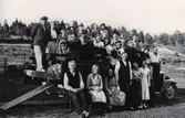 Kållereds missionsförsamling cirka 1935. Utflykt för söndagsskolan eller juniorerna. 
Familjen Svenssons lastbil byggdes ibland om till 