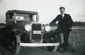 Gustav Jinfäldt (1910 - 1982) med sin Opel Regent, Hallen 1930-tal. Han var son till Johan och Augusta Karlsson, Hallen 1:4.