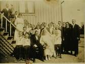 Gustafsberg, Gamla Riksv. 36, Lilla Vommedal.
Elin och Gustaf Petterssons bröllopsdag 18 maj 1919. Brudparet plus gäster på bilden.