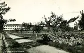 Stretereds vårdhem 1938. 
Till höger Asylen, till vänster Lilla skolan.