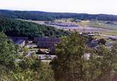 Vy från Brattåsberget, 1970-tal.
I mitten ligger församlingshemmet.