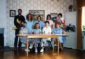 Brattåshemmet, personal, matsalen, 1980-tal.
Bakre raden fr.v.
Ralf, vaktmästare
?
?
?
Siv Andersson, vårdbiträde
Främre raden fr.v:
Ingela Sjöberg, kokerska
Inga Britt Berntsson, vårdbiträde
Edit Jonsson, kokerska
Aina Ekstedt, föreståndare