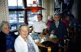 Brattåsgården, cafédelen, 1990-tal.
Fr. v:
?
Hilda Karlsson
Helge Dahl
Johansson
?
Sonja Hagman, röd blud