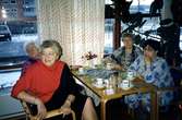 Brattåsgården cafédelen, år 1989.
Fr.v:
? Johansson
Sonja Hagman, rödsvart klänning
?
Inger Seger, Bölet