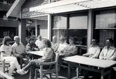 Brattåsgården, Streteredsvägen 5, 1986.
Fr.v:
Kristin Martinsson
Arne LeClair
Inger Seger
Knut Jerkfelt
Helmer Olsson
?
Aina Ekstedt, föreståndare
?
Bengt Alvekrans, socialchef
I mitten ?