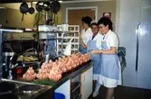 Brattåsgårdens kök, Streteredsvägen 5, 1990-tal.
Kökspersonal.
Fr.v:
Britta Nyby, kokerska, skymd bakom hylla.
Christina
Maj Britt Reimertz
Ingela Sjöberg, kokerska