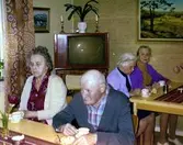 Brttåshemmet, Brattåsvägen, ålderdomsham 1954-1986.
Matsalen 1970-tal.
Fr.v.:
?
Alfred Mattsson, stenarbetare
Ellen Hansson, arbetat på flickhemmet Torrekulla
Olga Homen, arbetat på Stretered

Stora tavlan 