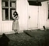 Eva Svensson Johansson, dotter till ägaren Rolf Svensson och katten Nalle är utanför Ekan 1:1 år 1953.