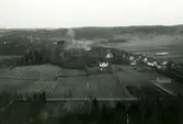 Ca 1955.
Från Brattåsbergets topp över kyrkbacken - Ekan Heljered.
Vita huset i mitten: Knipan Per Pettersson.
Huset till Höger: Televerkets hus.