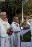 Invigning av Apelgårdens kyrka, Svenska kyrkan, 1982.
Fr.v. Olof Dotevall, Lennart Levèn, kyrkoherde Fässberg och Gustav Lindman, kyrkoherde Kållered.