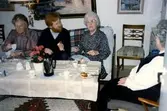 Uppvaktning efter pensionsavgång för Birgit Magnusson (f. 1918) som var Kållereds första kvinnliga kyrkvärd och som satt i kyrkorådet. Bodde i Körrshyddan i Kållered. 
Från vänster: Birgit Magnusson, diakon Stig-Ove Dahlgren, Märta Lindman och församlingsassistent Eivor Johansson.
Troligtvis hemma i Märta och Gustaf Lindmans lägenhet i Bifrost, Mölndal.