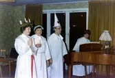 Luciafest ihop med Mölndals samfällighet i Kållereds församlingshem på Våmmedalsvägen 16, 1970-tal.
Från vänster: Lucia, exp.ass Ulla Gahrn, kyrkoherde Gustaf Lindman och kantor Eva Carlsson.