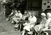 Svenska kyrkan, Kållereds församling, 1980-tal.
Pensionärsresa till S:t Olofs trädgård på Styrsö. 
Från vänster: Alma Persson (Livered), Arla Karlsson (bortvänd i basker, Apelgården), Signe Fredriksson (Livered), Elin Olsson (bortvänd med blindkäpp, Bölet), Maja Brattberg (iklädd sjalett, Kyrkbacken), okänd, okänd, Elin Jansson, Linnéa Larsson (i vit keps, Björket) samt Alida Ekström (Bölet).