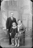 Ateljéporträtt - Familjen Nilsson från Johannisfors, Forsmark socken, Uppland 1930
