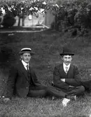 Två okända män i hatt