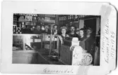Konsum i Gunnarsdal
Fotot är gjort som ett vykort med bild på framsidan och förtryckt adressfält på baksidan (se AKF-07222). Fotot är aningen sepiafärgat. På framsidan har någon skrivit 