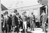 Riksdagsjubileet 1935 firas i Arboga.
Norska Stortinget anländer med tåg. Herrar i kostym och med stormhattar.
(Arbogautställningen pågår samtidigt)