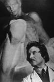 Skulptör Carl Eldh framför ett av sina verk.
Carl Eldh har gjort statyn av Engelbrekt som står intill entrén till Heliga Trefaldighetskyrkan. Statys gjordes till Riksdagens 500-årsjubileum i Arboga 1935