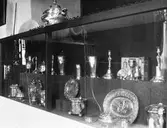 Silversamlingen visas i Nicolaikyrkan under Arbogautställningen.
Ljusstakar, bägare, fat, vaser och dosor.