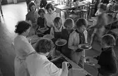 Elever i skolbespisning serveras mat från AB Stig Dahlberg Storkök, 1961