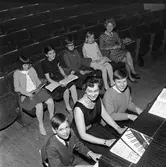 ABF´s avslutning, elever och lärare spelar piano