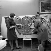 ABFs avslutning, två kvinnor visar sydda kläder