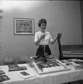 ABFs kursavslutning. En kvinna visar vävarbeten.