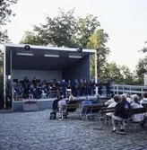 Arboga Blåsorkester uppträder för publik i Ahllöfsparken.