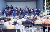 Arboga Blåsorkester underhåller på sommaravslutning i Ahllöfsparken