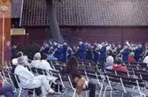 Arboga Blåsorkester spelar på sommaravslutningen i Ahllöfsparken.