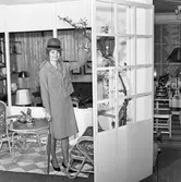 Aino Jakobsson visar mode i Levins möbelaffär