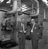 Alf Hedlund (till vänster), maskinmästare på CVA