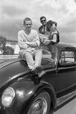 Anders Hasselbohm och Stig Eriksson sitter på en Wolkswagen