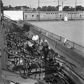 Arbete vid ishockeybanan.