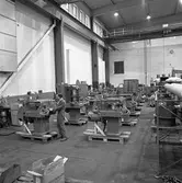 Arboga Mekaniska Verkstad, Meken, interiör. En man, iklädd overall, arbetar vid en maskin i en stor fabrikslokal. Det finns traverser i taket.

25 september 1856 fick AB Arboga Mekaniska Verkstad rättigheter att anlägga järngjuteri och mekanisk verkstad. Verksamheten startade 1858. Meken var först i landet med att installera en elektrisk motor för drift av verktygsmaskiner vid en taktransmission (1887).  Gjuteriet lades ner 1967. Den mekaniska verkstaden lades ner på 1980-talet.
Läs om Meken i Hembygdsföreningen Arboga Minnes årsbok från 1982.