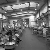 Arboga Mekaniska Verkstad, Meken, interiör. Maskiner står uppställda i tre rader i lokalen.

25 september 1856 fick AB Arboga Mekaniska Verkstad rättigheter att anlägga järngjuteri och mekanisk verkstad. Verksamheten startade 1858. Meken var först i landet med att installera en elektrisk motor för drift av verktygsmaskiner vid en taktransmission (1887).  Gjuteriet lades ner 1967. Den mekaniska verkstaden lades ner på 1980-talet.
Läs om Meken i Hembygdsföreningen Arboga Minnes årsbok från 1982.