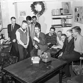 Medlemmar i Arboga OK tittar på diabilder