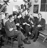 Medlemmar i Arboga OK tittar på diabilder