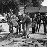 Arboga Tekniska skola. Äldre elever har hittat på en besvärlig uppgift till nykomlingarna. 