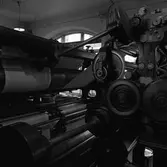 Arboga Tidning, interiör. Den stora tryckpressen matar fram färdiga tidningssidor på pappersrulle.