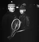 Arboganatta, orientering. Två pojkar, iklädda mössor och jackor, har vunnit var sitt badmintongracket.